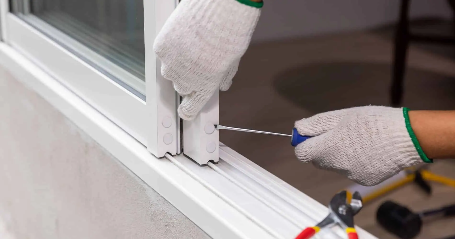 Technicien DFPRO installant une nouvelle poignee de fenetre