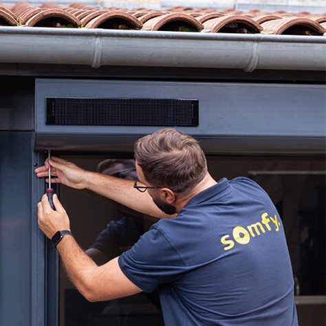 Technicien DFPRO debloquant un volet roulant
